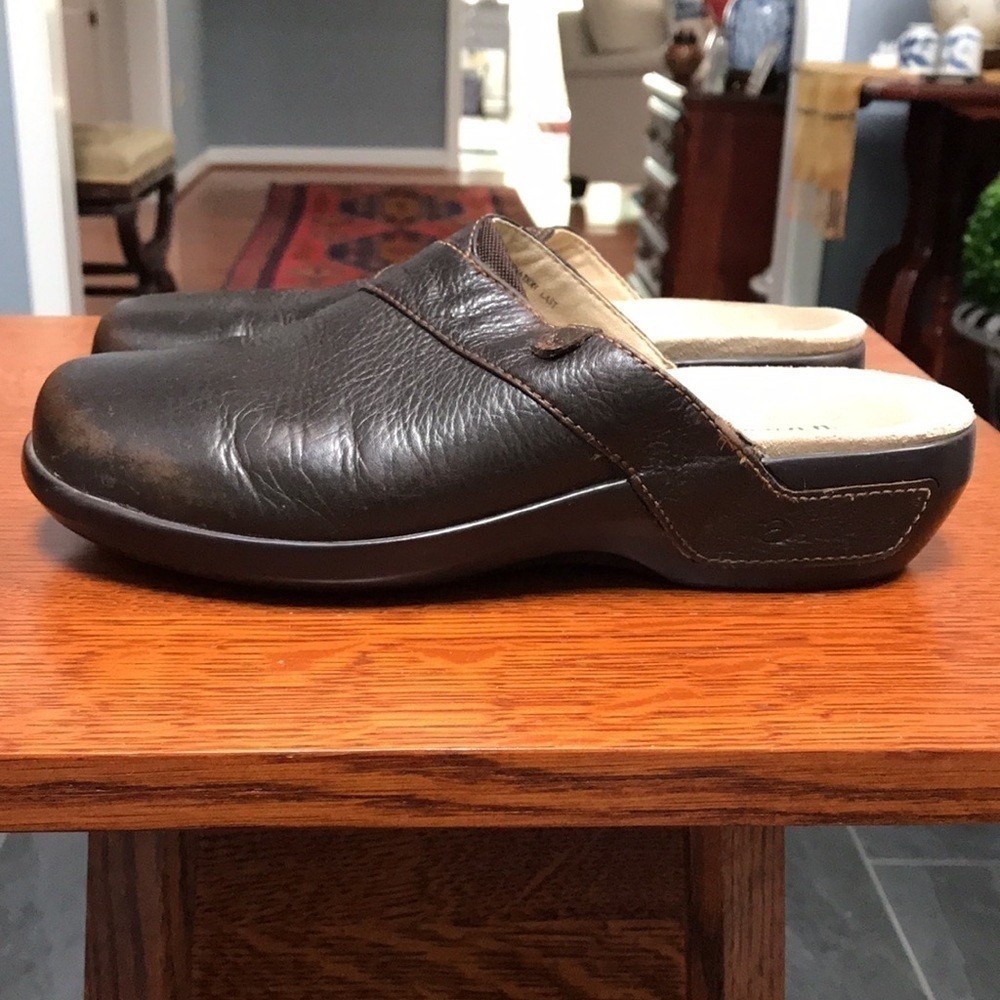 aravon leather mules or clogs, comfortable, some wear at toes - Picture 7 of 7